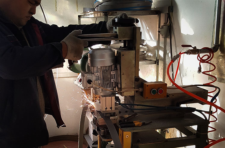 帶鋸條研磨焊口